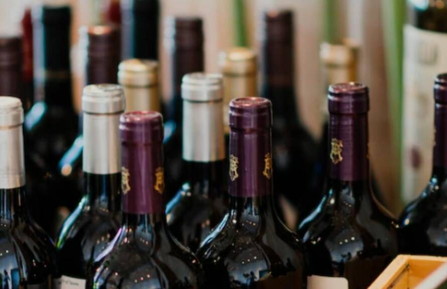 Botellas de distintos tipos de vino