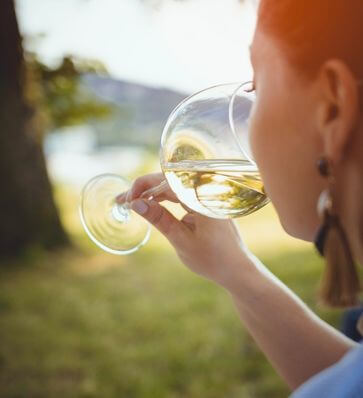 mujer catando un vino blanco ecologico