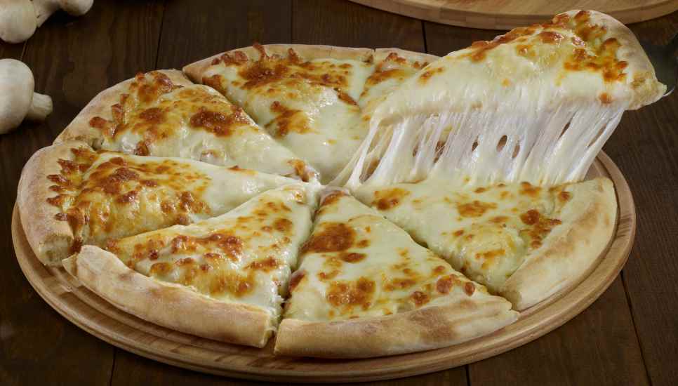 pizza de queso con vino blanco Lyra